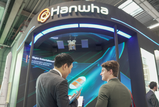 지난달 파리 에어쇼 한화 통합 전시관의 스페이스 존. 사진 연합뉴스.